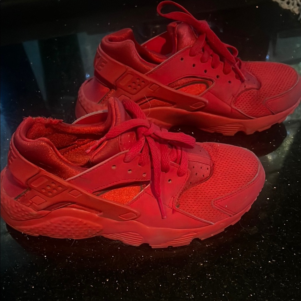 Red Huarache Nike shoes Women (5.5)